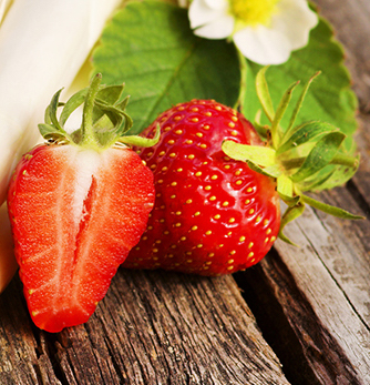 Spargel, grn und wei, Bund, auf Holz, mit Erdbeeren, Copyspace asperge-qualité-nutritionnelle